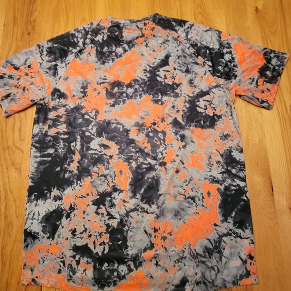 Under Armour Orange and Black Short Sleeve Tee - Picture 5 of 5